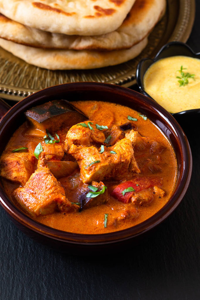 Élelmiszer-koncepció házi tandoori csirke masala curry és naan br - Fotó, kép