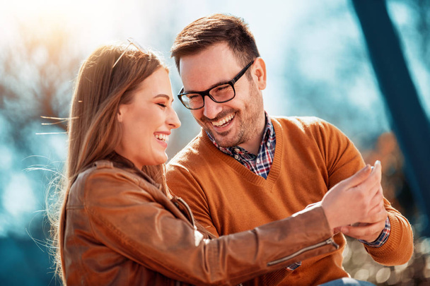 Ευτυχισμένο νεαρό ζευγάρι που έχει τη διασκέδαση σε εξωτερικούς χώρους, Πάρτε selfie. - Φωτογραφία, εικόνα