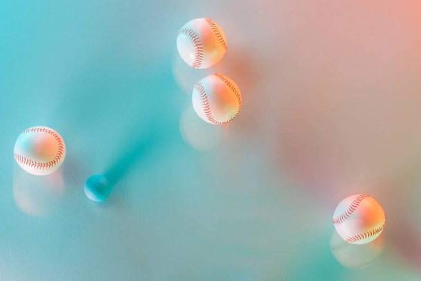 movimiento azul de bolas blancas y de cuero cerca de la pelota de ping pong en rosa y azul
  - Foto, imagen
