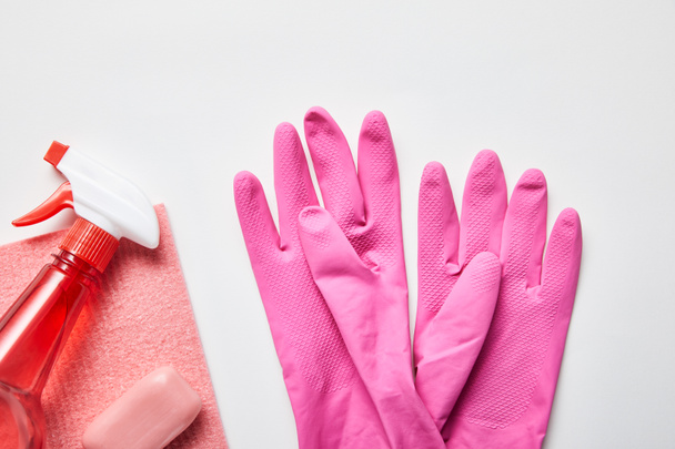 pohled na růžový hadřík a mýdlo, gumové rukavice a sprej  - Fotografie, Obrázek