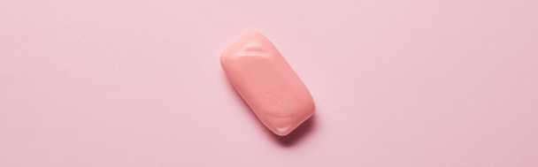 πανοραμική βολή φωτεινό σαπούνι σε ροζ φόντο με χώρο αντιγραφής  - Φωτογραφία, εικόνα