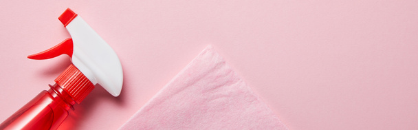 panoramic shot of pastel rag and bottle with spray on pink background  - Foto, Imagem