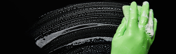 Panoramaaufnahme eines Mannes in grünen Gummihandschuhen, der mit Schwamm reinigt  - Foto, Bild