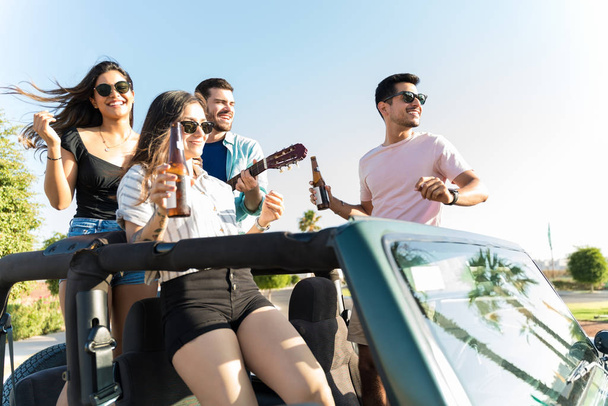Besties disfrutando mientras toma cerveza en viaje por carretera durante las vacaciones de verano
 - Foto, Imagen