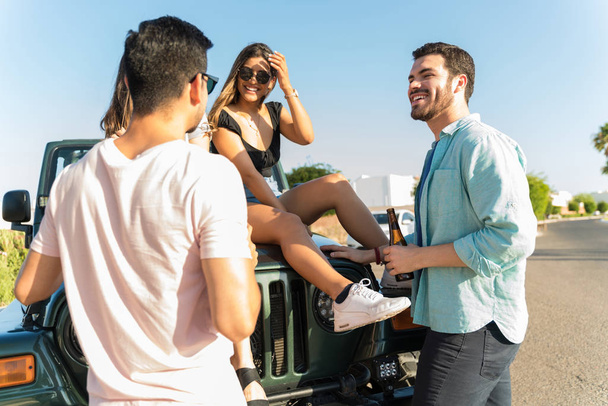 Amigos hablando por SUV mientras pasan el tiempo libre en verano
  - Foto, Imagen