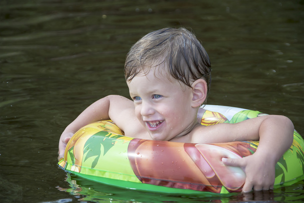 Хлопчик плаває у воді
 - Фото, зображення