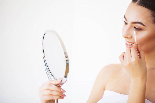 Догляд за шкірою. Портрет сексуальної молодої жінки зі свіжою здоровою шкірою у дзеркалі
 - Фото, зображення