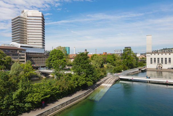 Vista ao longo do rio Limmat, na cidade de Zurique, Suíça
 - Foto, Imagem