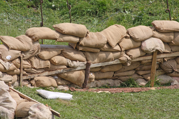 Підпірна стіна в стільниці притулку дорожнього блоку в армії w
 - Фото, зображення