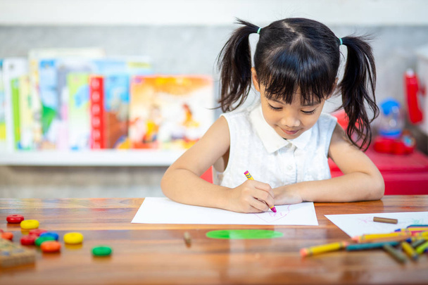 Preschooler child girl drawing and coloring - Zdjęcie, obraz