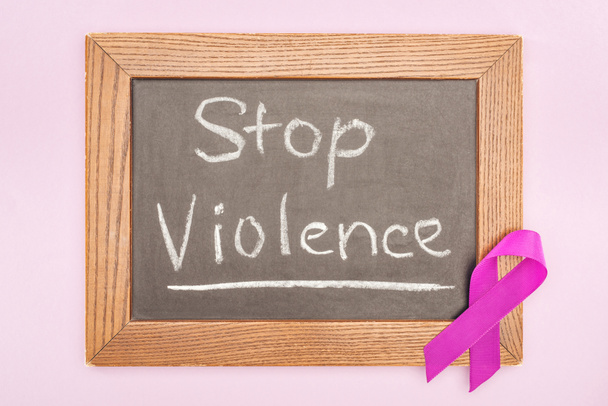 felülnézet lila szalag táblára a felirat elszigetelt rózsaszín - Fotó, kép