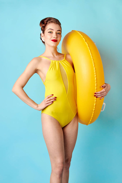 Blondine im Badeanzug mit aufblasbarem Kreis  - Foto, Bild