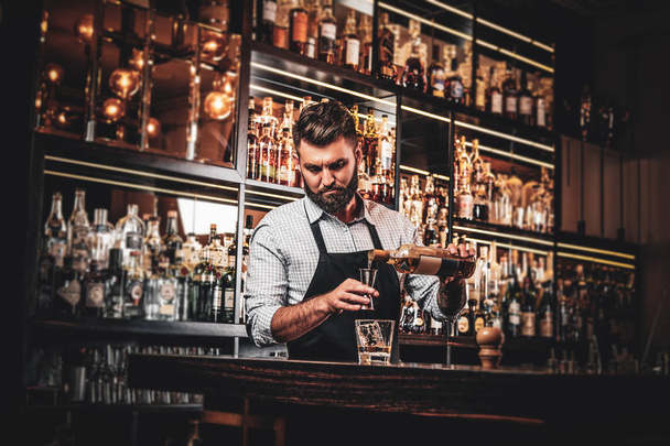 Attractive barmen is prepairing drinks - Photo, Image