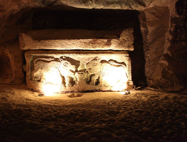 Kiryat Tivon, İsrail - 18 Mart 2019. Bet Shearim Ulusal Parkı Yahudi Nekropolü'nde, Bir Yahudi mezar mağarasında, Roma dönemi tabutlarından çeşitli lahitler, Kuzey İsrail - Fotoğraf, Görsel