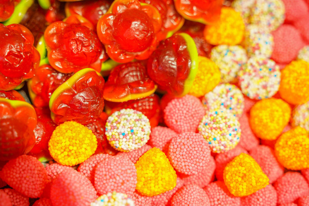 вкусный разноцветный фруктовый мармелад. нездоровые яркие конфеты оптом. Другое фото с желе. вкусные сладости в кондитерской. никто
.  - Фото, изображение