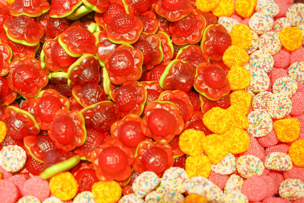 вкусный разноцветный фруктовый мармелад. нездоровые яркие конфеты оптом. Другое фото с желе. вкусные сладости в кондитерской. никто
.  - Фото, изображение