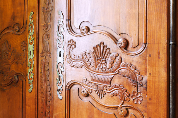 Puerta de madera tallada
 - Foto, Imagen