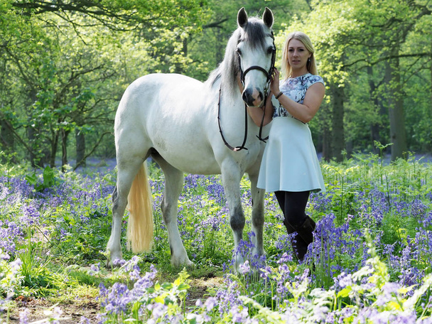 Magische vrouw en paard - Foto, afbeelding