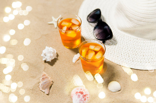 cocktails, chapeau de soleil et lunettes de soleil sur sable de plage
 - Photo, image