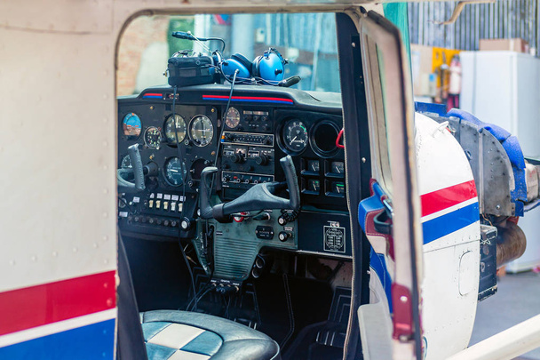Cockpit of a small aircraft. - Foto, imagen