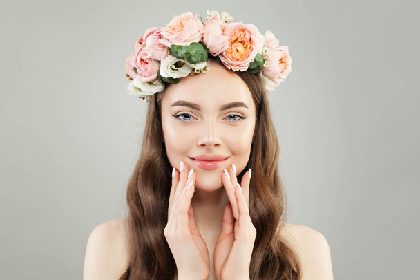 Mulher com pele clara, cabelos longos e brilhantes e flores de rosas em cinza
 - Foto, Imagem