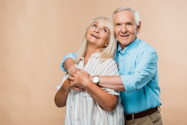 emeryt w beżu i szczęśliwy na emeryturze żona  - Zdjęcie, obraz