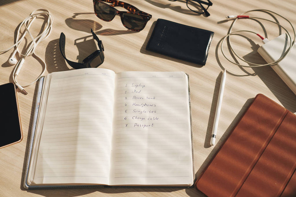 Notepad with list of things entrepreneur needs to take to business trip - 写真・画像