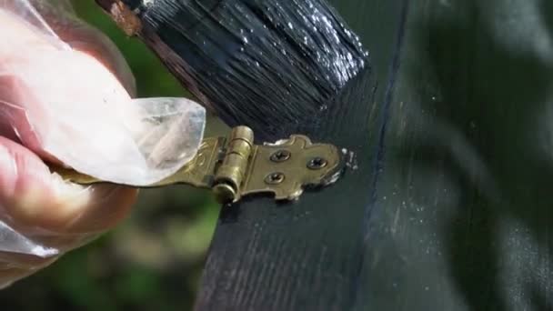 Egy személy óvatosan festi a tartozékok széleit ecsettel - Felvétel, videó