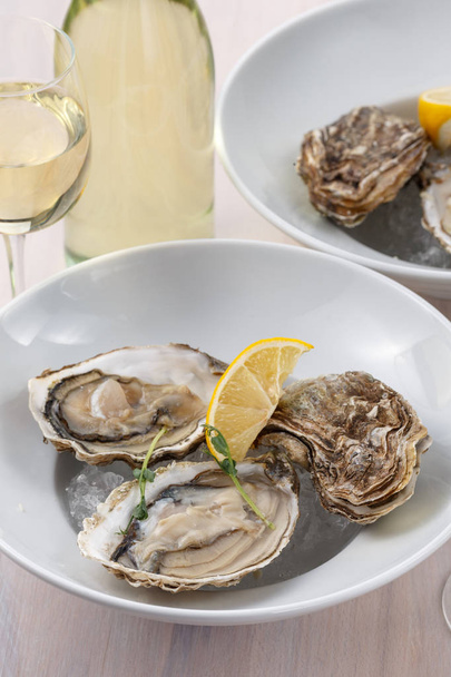 Austern mit Weißwein auf dem Tisch - Foto, Bild