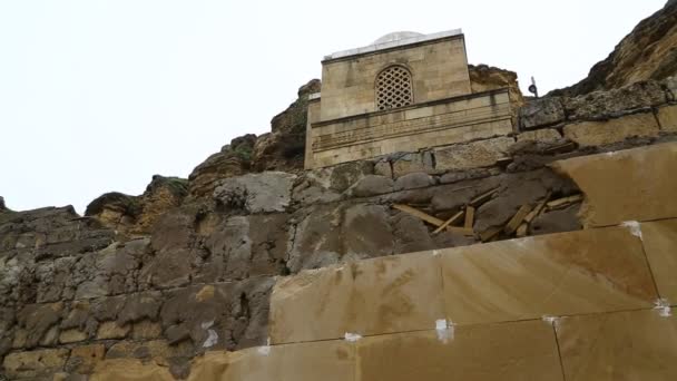 πλάνα από αρχαίο μαυσωλείο κοντά στην ορεινή κληρονομιά στο ντιρί Μπάμπα, Αζερμπαϊτζάν - Πλάνα, βίντεο
