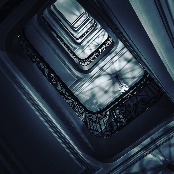 Prohlédněte si dno nádherného luxusního schodiště s dřevěnými zábradlí - Fotografie, Obrázek