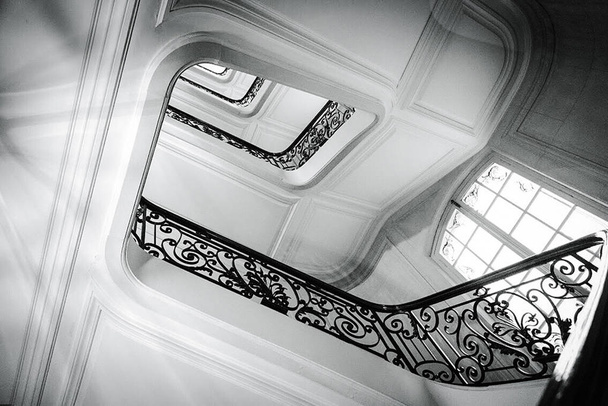 Prohlédněte si dno nádherného luxusního schodiště s dřevěnými zábradlí - Fotografie, Obrázek