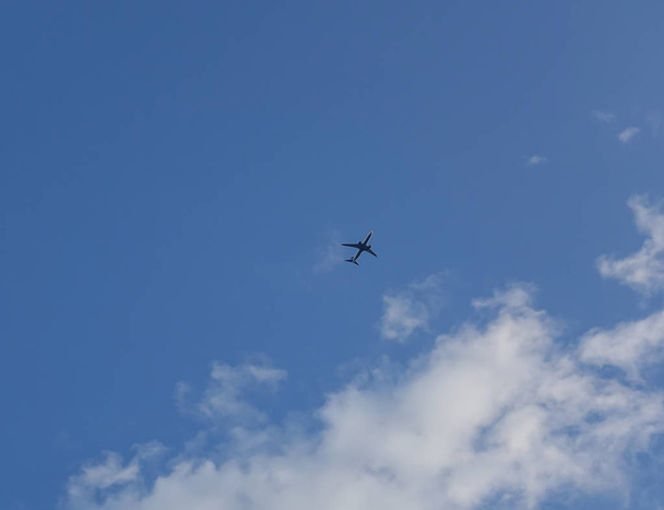 letadlo létáním v oblaku oblohy a - Fotografie, Obrázek