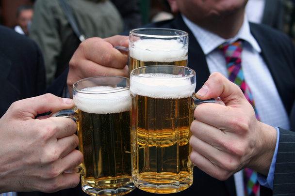 Les hommes d'affaires trinquent avec leurs bières
 - Photo, image