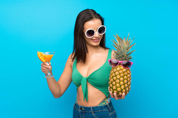 Mladá žena v plavkách v letních prázdninách s koktejlem - Fotografie, Obrázek