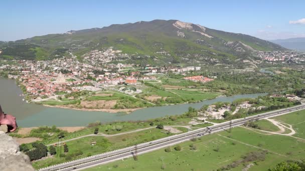 όμορφη εναέρια θέα της mtskheta και του ποταμού στη γεωργία  - Πλάνα, βίντεο