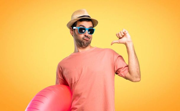 Homme avec chapeau et lunettes de soleil sur ses vacances d'été fier et satisfait de soi dans l'amour vous concept sur fond orange
 - Photo, image