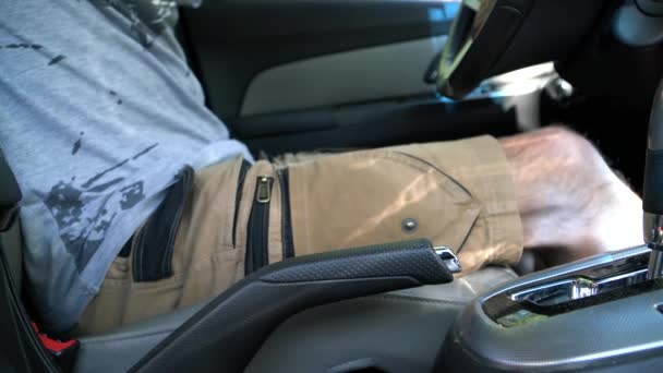 A férfi az autóban húzza a kézifék kart - Felvétel, videó