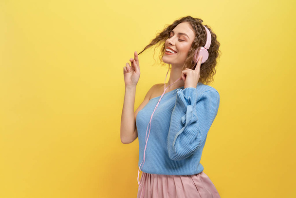Model listening music with headphones with closed eyes. - Foto, Imagem