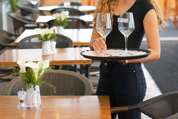 The waitress is serving a table - Foto, Bild