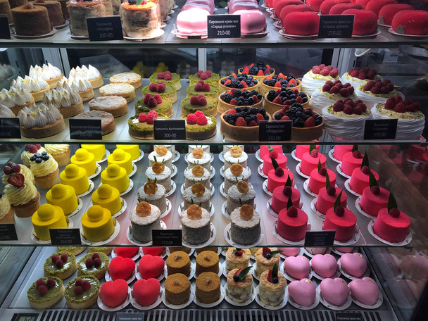 барвисті солодкі торти у вітрині магазину
 - Фото, зображення