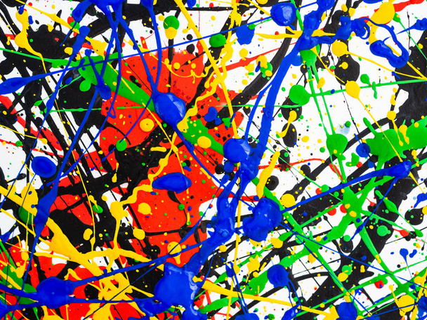 Expresionismo abstracto arte fondo creativo. arte de salpicaduras y gotas. rojo negro verde amarillo azul pintura sobre fondo blanco
. - Foto, imagen
