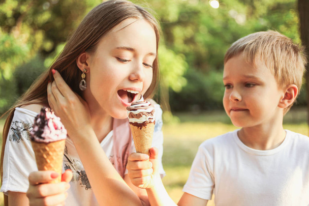 Bruder und Schwester essen erfrischendes Eis  - Foto, Bild