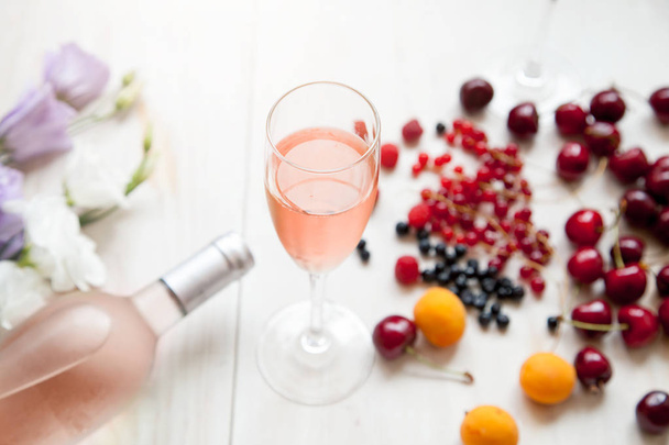 bouteille de fleurs de vin rose et de fruits
 - Photo, image
