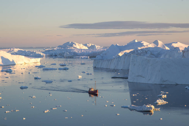 Vörös halászhajó Ilulissat Icefjrod - Fotó, kép