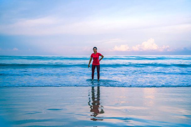 Ragazza che corre allenamento facendo jogging sulla spiaggia al mattino. rilassarsi e felice di correre sul mare. in estate
 - Foto, immagini