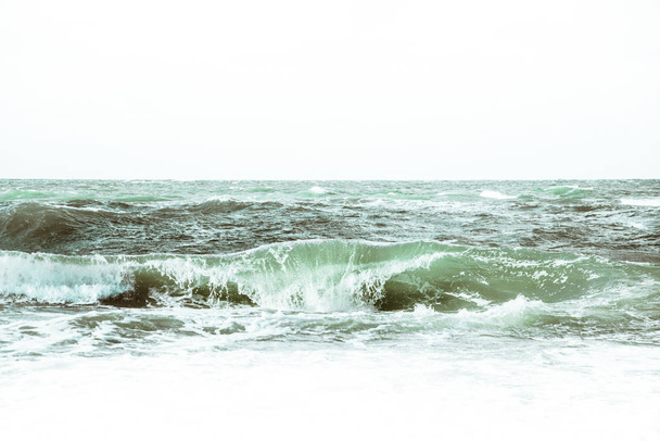 波と青い海と、澄んだ青い空 - 写真・画像