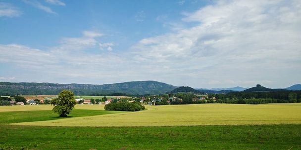 vista sobre los campos a la roca de Zirkelstein
 - Foto, Imagen