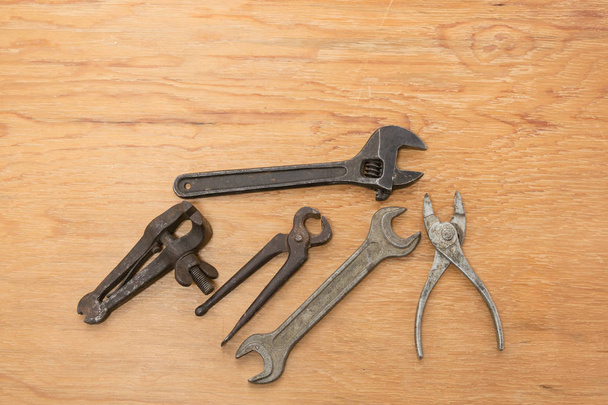 Viejas herramientas. Alicates, alicates, tornillo manual, llave inglesa, llave ajustable
 - Foto, Imagen