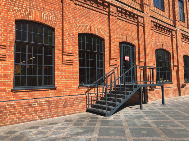 black iron staircase near the red brick building - Foto, immagini